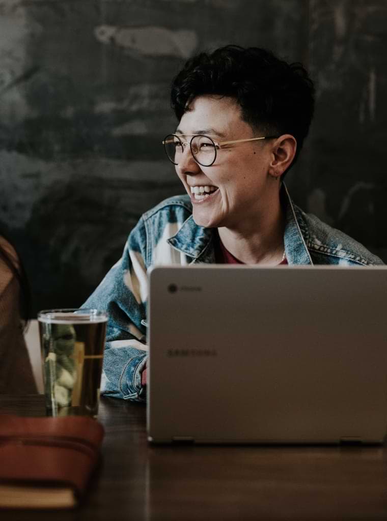 persona tramita su visado